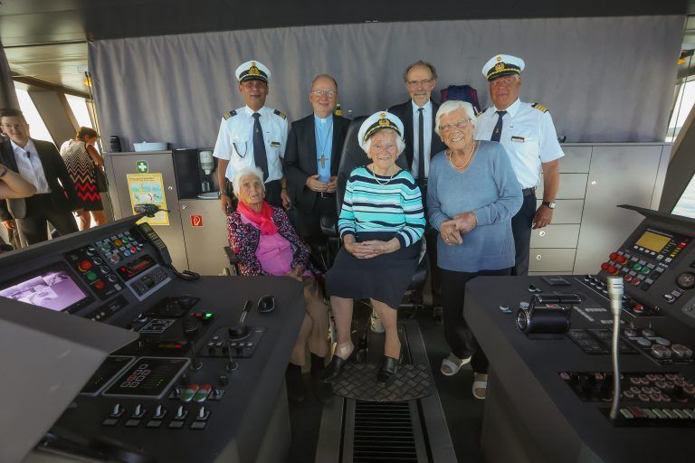 Barbara Deportol (101 Jahre), Ilse Müller (100 Jahre) und Anni Tschabraun (99 Jahre) bringen zusammen 300 Jahre auf den Tisch. Sie durften mit Bischof Benno Elbs und Eugen A. Russ zum Chefkapitän Dietmar Schnetzer und Co-Kapitän Roger Bauer zum Steuerbord. <span class="copyright">steurer</span>