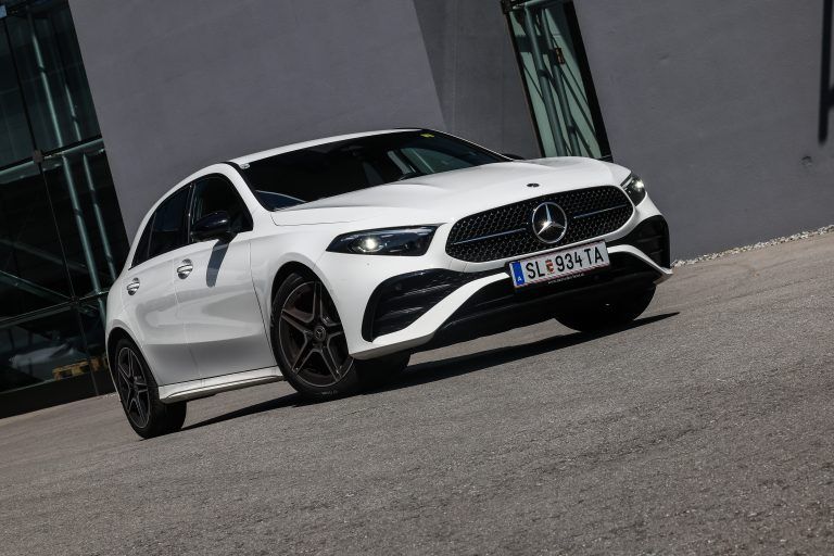 Die aufgefrischte A-Klasse mit überarbeitetem Kühlergrill und flacherer Motorhaube.VN/Steurer