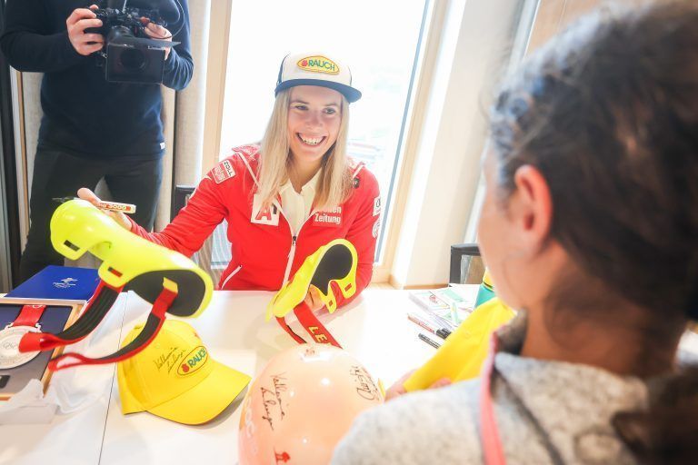 Katharina Liensberger bei einer Autogrammstunde im Mai.<span class="copyright">steurer</span>