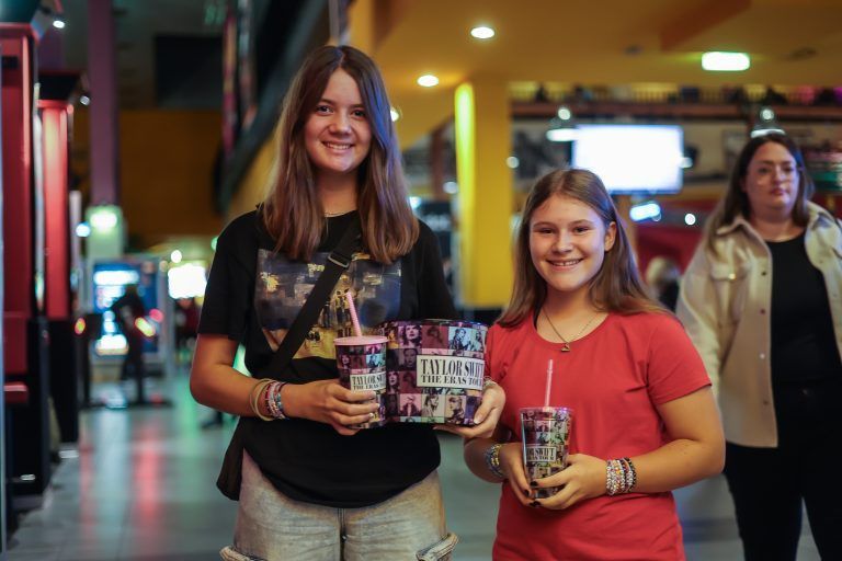 Lara Schüler und Laura Vass aus der Schweiz sind treue Swift-Fans. <span class="copyright">VN/Steurer</span>