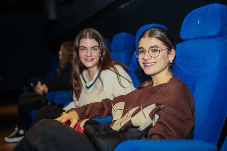 Anessa Mesic und Annalena Kaufmann haben sich einen Platz in der letzten Reihe gesichert. <span class="copyright">VN/Steurer</span>