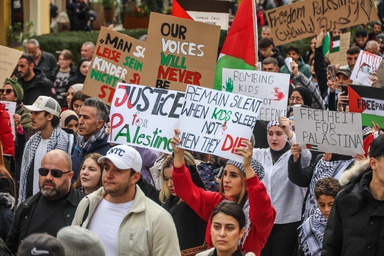 Freiheit und Gerechtigkeit für Palästina war eine der Hauptforderungen der Demonstranten in Bregenz. <span class="copyright">VN/Philipp Steurer</span>