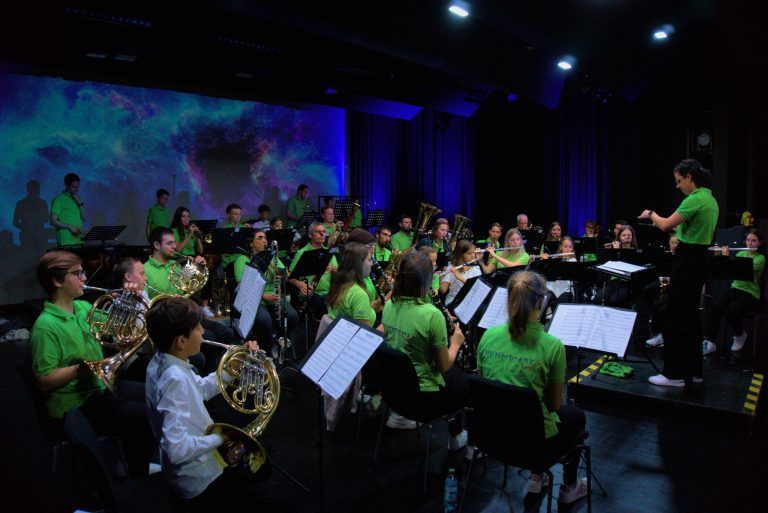 Die Jungmusik Hörbranz sorgte mit ihrer beeindruckenden Darbietung und der kreativen Inszenierung des Themas "Bis zum Mond und wieder zurück" für ein unvergessliches Konzerterlebnis. <span class="copyright">siha/7</span>