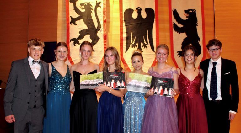 Eine reife Leistung lieferte das Ballkomitee – Hannes Hammerer, Katharina Mohr, Mavie Canal, Pia Albrecht, Greta Winkel, Miriam Hopfner, Lisa Schneider und Martin Kohler (v. l.) - ab.