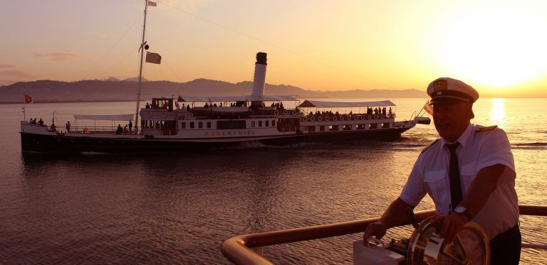 Traumhafte spätsommerliche Kulisse für das Weinfestival auf dem Bodensee. Wenn Kapitän Fritz Köchle (Bild) die Oesterreich und Robert Kössler die Hohentwiel zur „Geleitfahrt“ positionieren, gibt es großartige Fotomotive.<span class="copyright">STP/9</span>