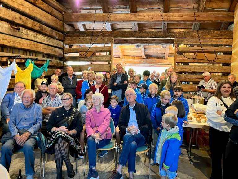 Volles Haus im Pfarrstall bei der Eröffnung der Sonderschau Ortlieb & Ortlieb im FIS-Skimuseum in Damüls.