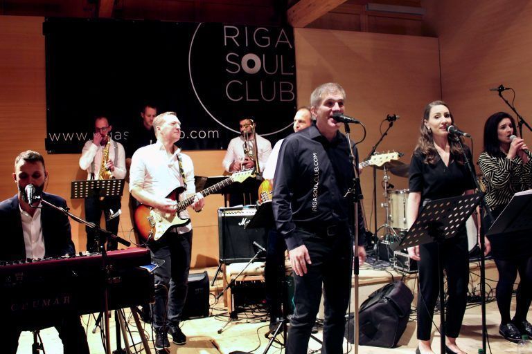Das elfköpfige Ensemble des Riga Soul Clubs sorgte für Tanzmusik und Stimmung im Angelika Kauffmann-Saal.
