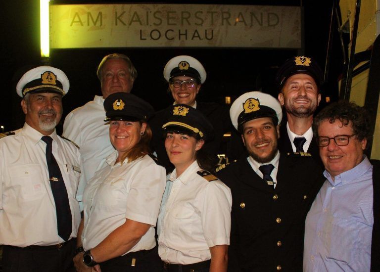 Markus „Töffi“ Flatz (r.) mit Haubenkoch Heino Huber und der Dampfer-Crew, die zunehmend weiblich wird: Robert Kössler, Heino Huber, Barbara Schraner, Conny Simma, Katharina Stroppel, Laila Abdulsamad und Oleksandr Tsurik (v. l.).