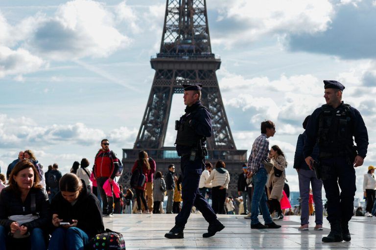 10.000 Polizisten sollen in Frankreich sensible Standorte verstärkt überwachen. Am Sonntag gab es vor dem Eiffelturm verstärkte Polizeipräsenz.  Reuters