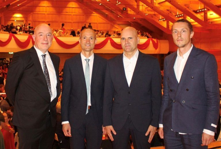 Direktor Ariel Lang und die Klassenvorstände Norbert Willi, Daniel Amann und Tobias Pestor (v. l.) durften stolz auf ihre Maturantinnen und Maturanten sein.