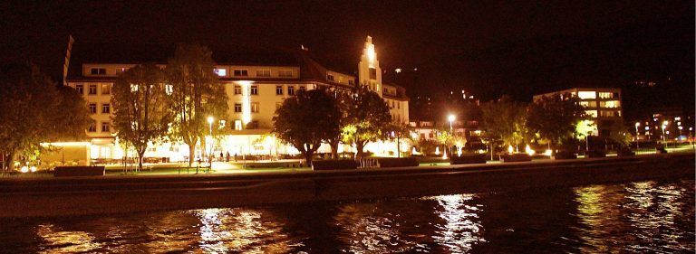 Nach längerer Pause gingen Mitte Juli im Kaiserstrand-Hotel endlich wieder die Lichter an. Sehr zur Freude auch der Besatzungen der historischen Schiffe, denn „es war schon deprimierend, beim Vorbeifahren unseren Fahrgästen sagen zu müssen, dass hier an einem der schönsten Plätze am Vorarlberger Bodenseeufer ein Hotel leer steht. Besonders nachts war der dunkle Fleck am Ufer fast gespenstisch – jetzt ist das Gebäude wieder sichtbar“, so Kapitän Robert Kössler.