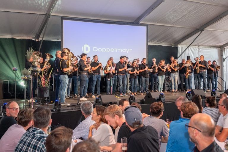 Ein Tusch auf die Mitarbeiter: Doppelmayr lud die Mitarbeiter zum 130-Jahre-Jubiläumsfest. <span class="copyright">FA</span>