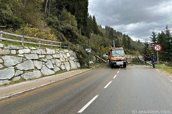 Heftiger Sturm in Tirol, Mann wurde von Baum erschlagen