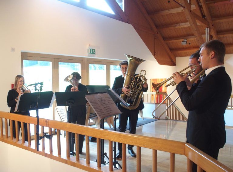 Im ersten Stock des Angelika-Kauffmann-Saales spielte das Blechbläserquintett R.E.T. Chamber Brass die Uraufführung der Auftragskomposition „Fanfare :alpenarte“ des Tiroler Komponisten Michael A. Leitner.  <span class="copyright">Fritz Jurmann</span>