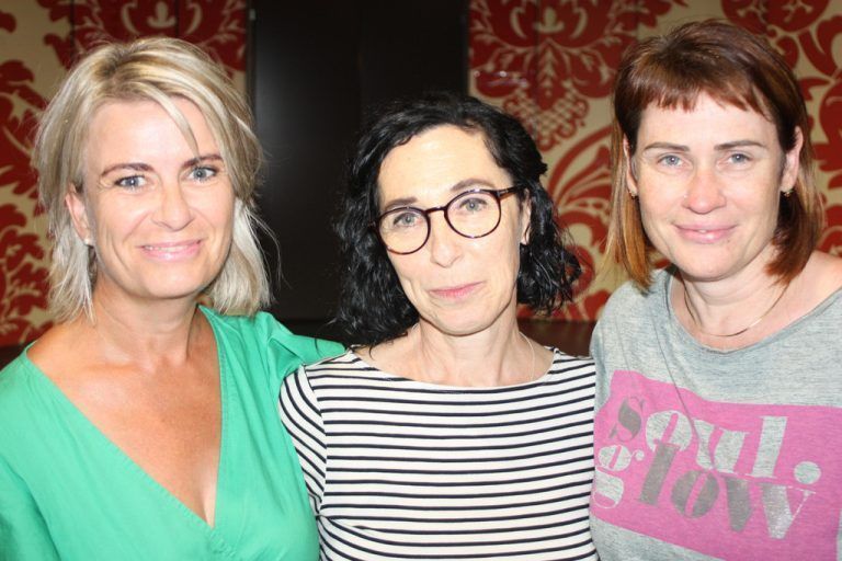 Birgit Vogelsberger, Ricki Graf und Manuela Lins Schubert sind im Chor mit dabei. 