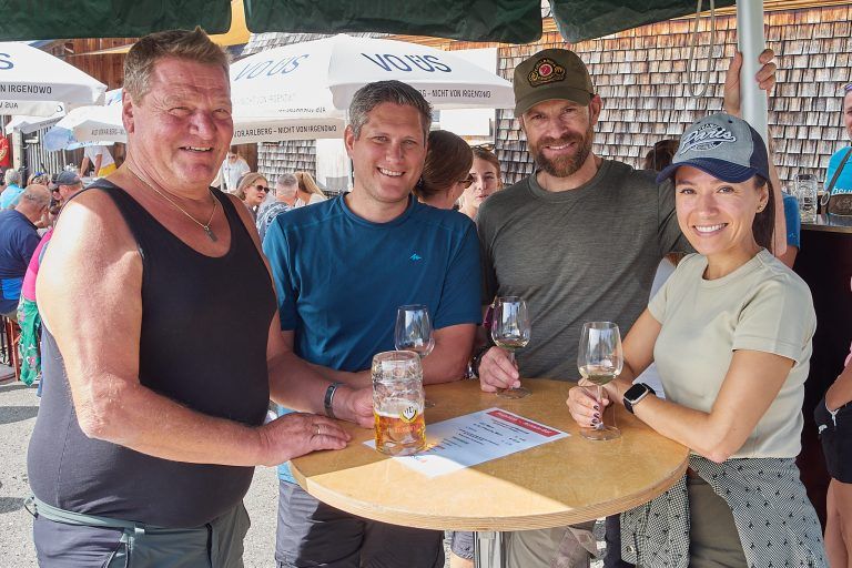 Viktor Watzenegger, Bürgermeister Steve Mayr, Alppächter Mischa Palmers sowie Claudia Hofmann.