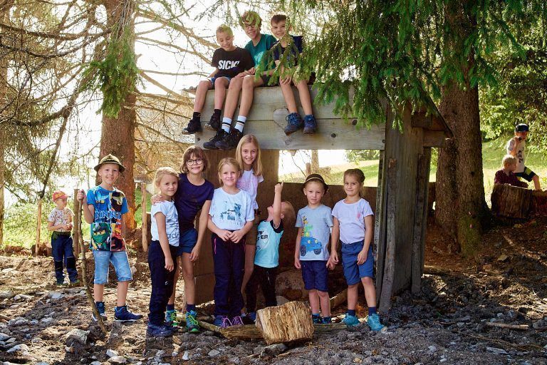 Die Kinder genießen einen Tag auf der Alpe und in der Natur.