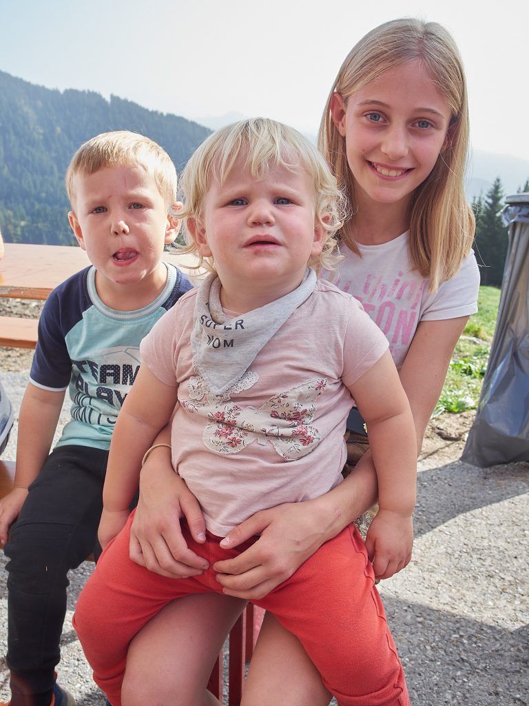 Emil, Lenia und Sofia ließen sich den Tag auf der Alpe nicht entgehen.