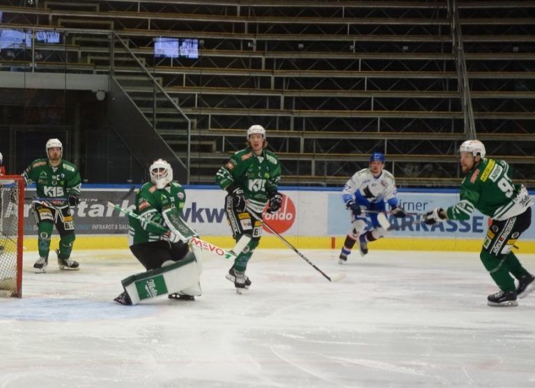 Während des Spiels zeigte sich, wie wichtig gute Teamarbeit im Eishockey ist.