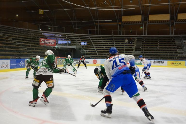 Der Puck zischte mit hoher Geschwindigkeit über das Eis.