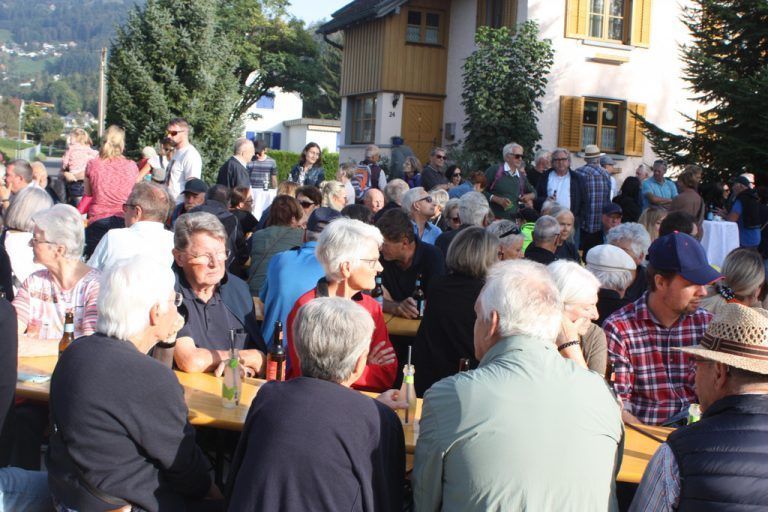 Zahlreiche Gäste nahmen auf der Eröffnungsfeier des Fahrradstraßenabschnitts teil.