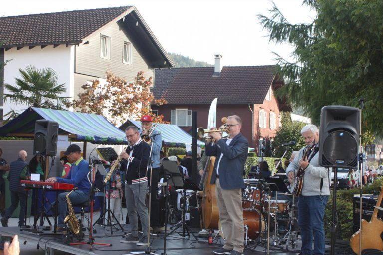 "John Goldner Unlimited" sorgte auf dem Eröffnungsfest für schwungvolle Begleitung.