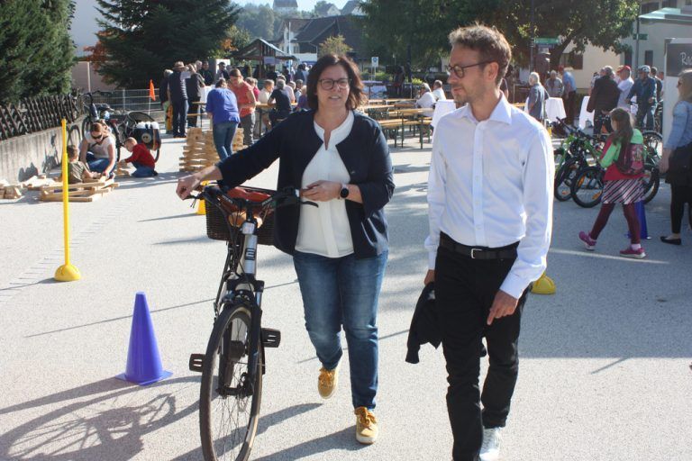Mobilitätslandesrat Daniel Zadra und Bürgermeisterin Katharina Wöß-Krall bei der Eröffnung.