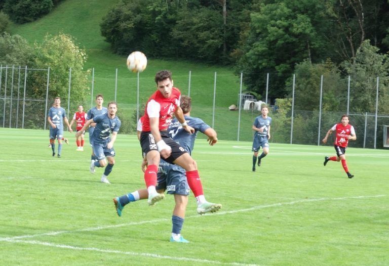 Wenn es notwendig ist werden die Bälle auch mit dem Kopf gespielt.