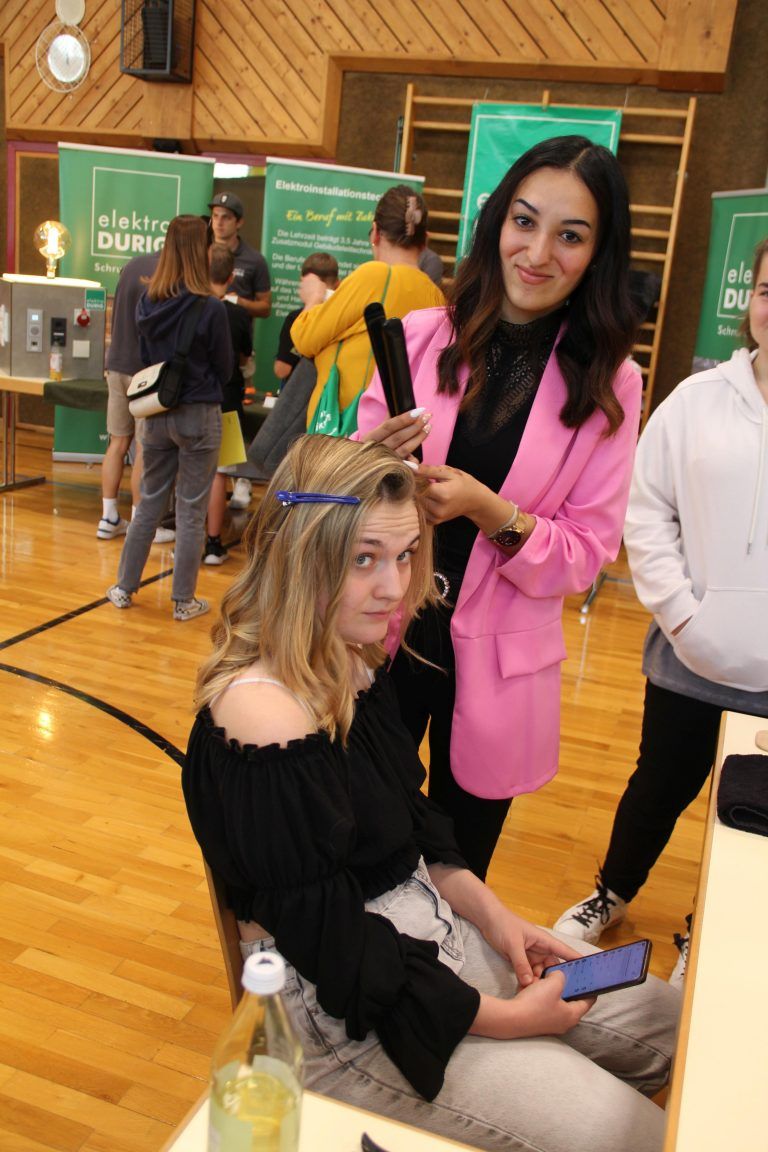 Locken drehen, kämmen und Frisuren gestalten war Schwerpunkt an diesem Infostand.