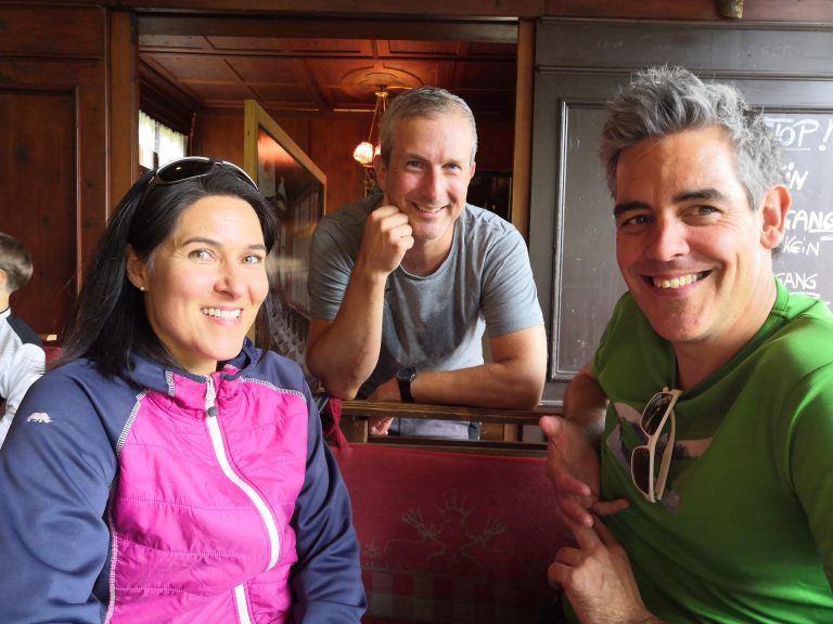 Burkhard Reis inmitten von Claudia und Michael Laritz.