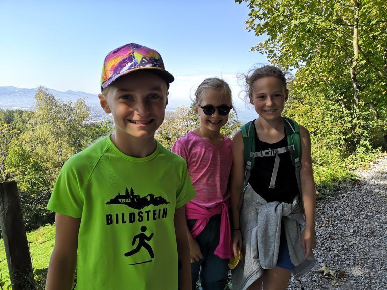 Anna, Greta und Viki wanderten mit viel Spaß auf den Pfänder.