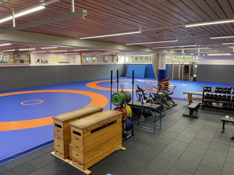 Hochmoderne Ausstattung im neuen Trainingslokal begeistert Athleten und Sponsoren.