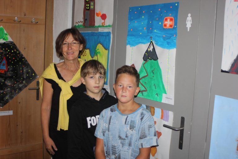 Kinder der Volksschule Dafins malten bewegende Bilder zum Stromausfall.