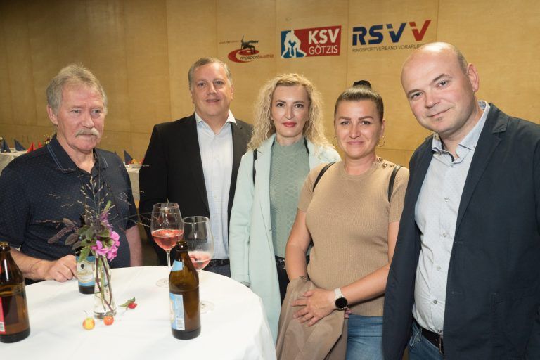 Dietmar Burger, Gemeinderat Christoph Längle mit Milica Baranja und Dalibor Smigic mit Daliborka Smigic.