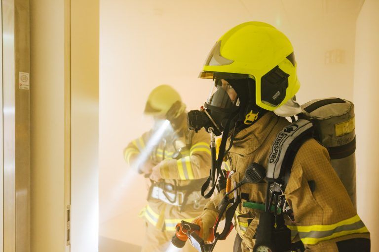 Große Feuerwehrübung am LKH Rankweil übte mit Nebelmaschine Rauchentwicklung.