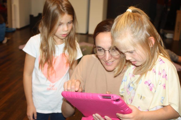 Das Programmieren von Robotern bereitete den jungen Kindern in Rankweil große Freude. <span class="copyright">VN-TK (7)</span>