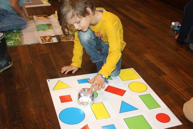 Wie man Roboter aufbaut und programmiert, lernen die jungen Teilnehmer spielerisch.