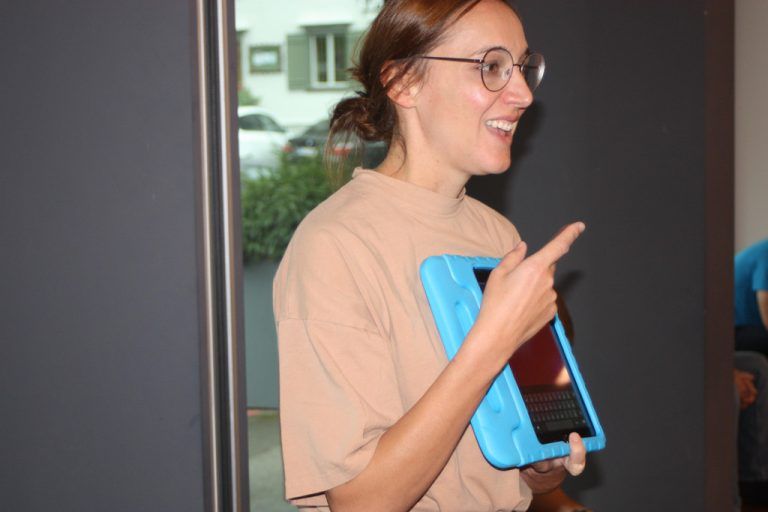 Die Medienpädagogin Leonie Dreher führte die Kinder in die Sprache der Roboter ein.