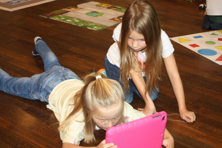 Nur schwer waren die Kinder wieder von der spannenden Programmiertätigkeit zu trennen.