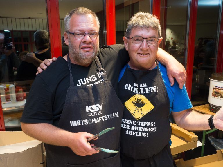 Würste und Zackzack zwischen den spannenden Kämpfen gab es bei Ricco und Adi.