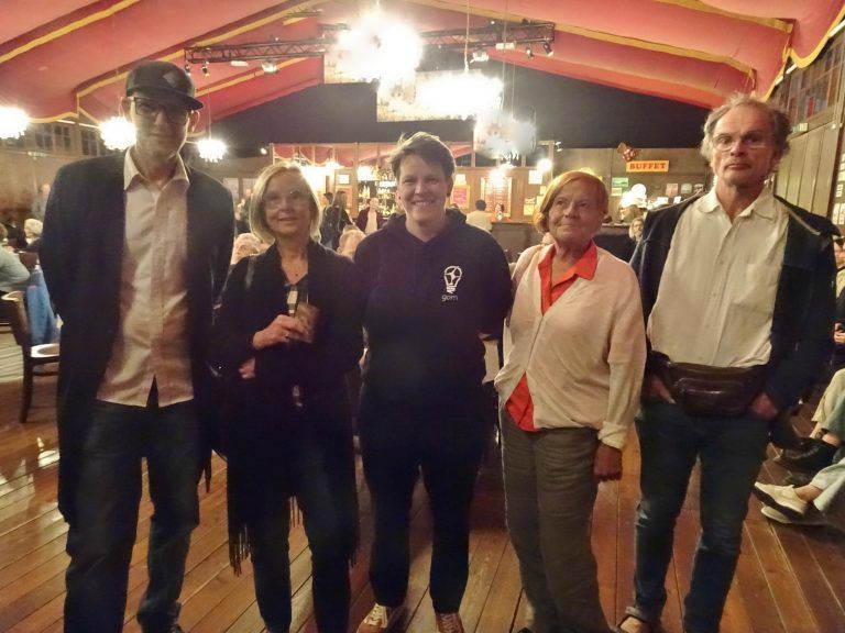 Die Gastgeber Roman Zöhrer (li.) und Lisa Marie-Berkmann (3. v. li.) freuten sich Karin Zizala (Bundesministerium für Kunst und Kultur) und deren Begleitung Margarete Broger und Walter Moshammer im Freudenhaus begrüßen zu dürfen.