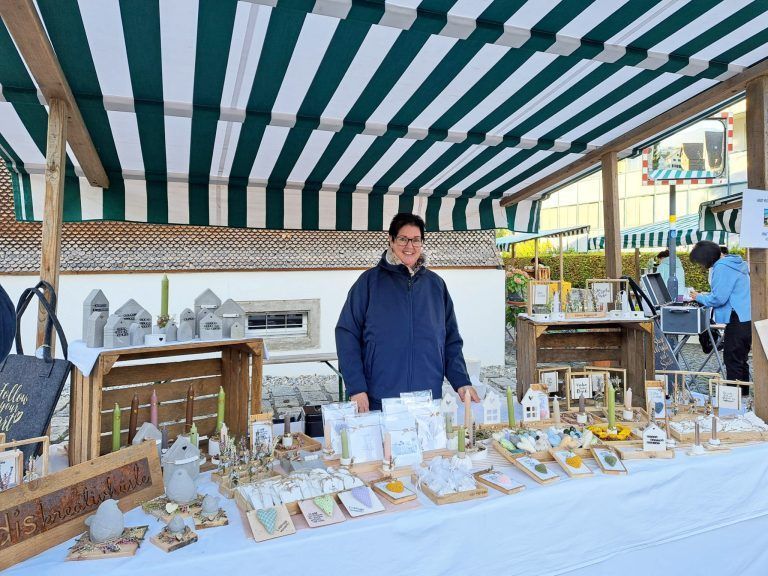 Zahlreiche Aussteller hatten ihre Stände aufgestellt und zeigten eine bunte Vielfalt an kunstvollen handgefertigten Erzeugnissen.