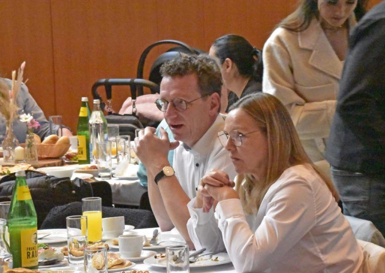 Auch Bürgermeister Markus Giesinger genoss das reichhaltige Frühstück im KOM.