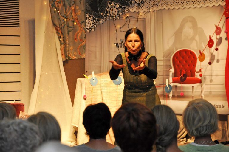 Ein Märchenabend für Erwachsene mit Katharina Ritter fand in der Bücherei Hatlerdorf statt.<span class="copyright"> lcf</span>