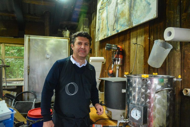 Geschäftsführer Nico Vulai kontrolliert täglich den Balsamico-Essig.