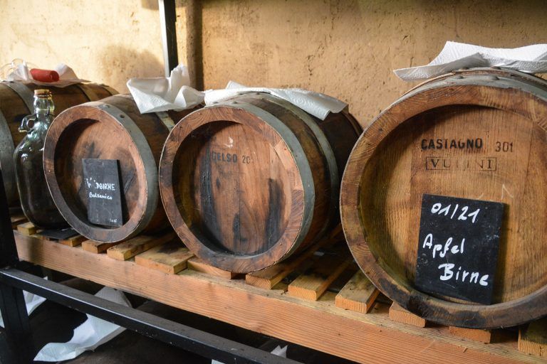 In alten Fässern aus unterschiedlichem Holz reift der Aceto drei Jahre lang heran.