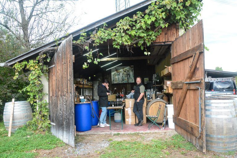 Im Holzstadel herrschen optimale Bedingungen für die Produktion des Balsamico-Essigs.