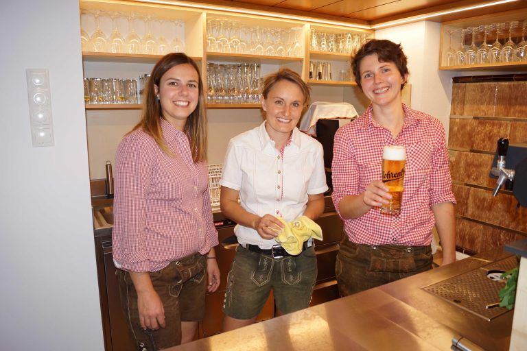 Die schneidigen Damen verwöhnen künftig die Gäste im Gasthof Kreuz in Bildstein mit Speisen und Getränken.