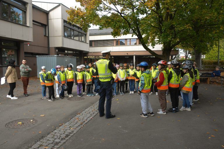 Im Vorfeld erklärte er den Schülerinnen und Schülern nochmals ganz genau, worauf die Polizisten achten. 