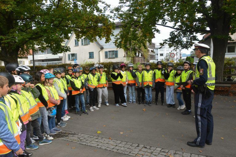 Die Schüler hörten René Schreiber aufmerksam zu. 